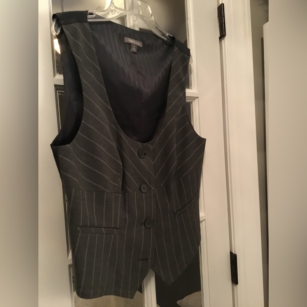 Vest - Picture 3 of 11